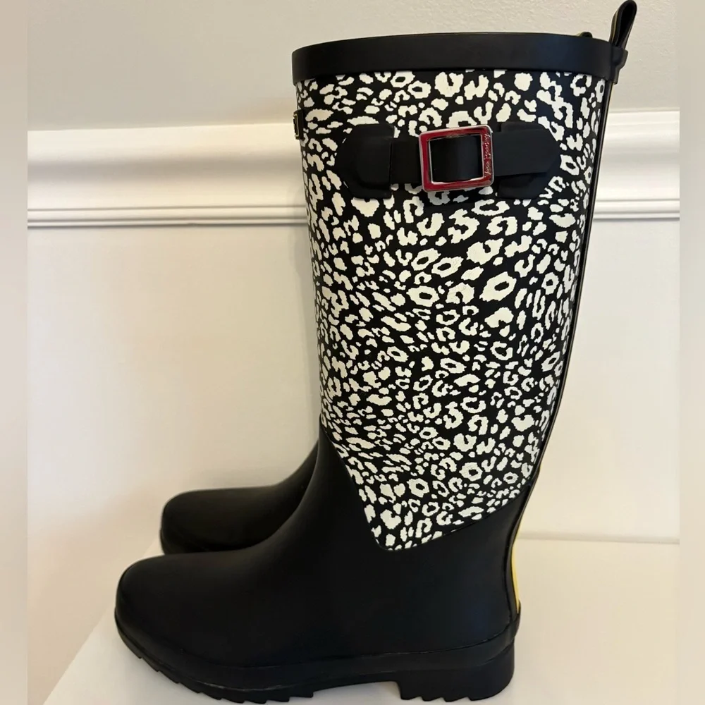 Vera Bradley Leopard Print “camocat” Tall Rain boots, Size 6 in Black and White